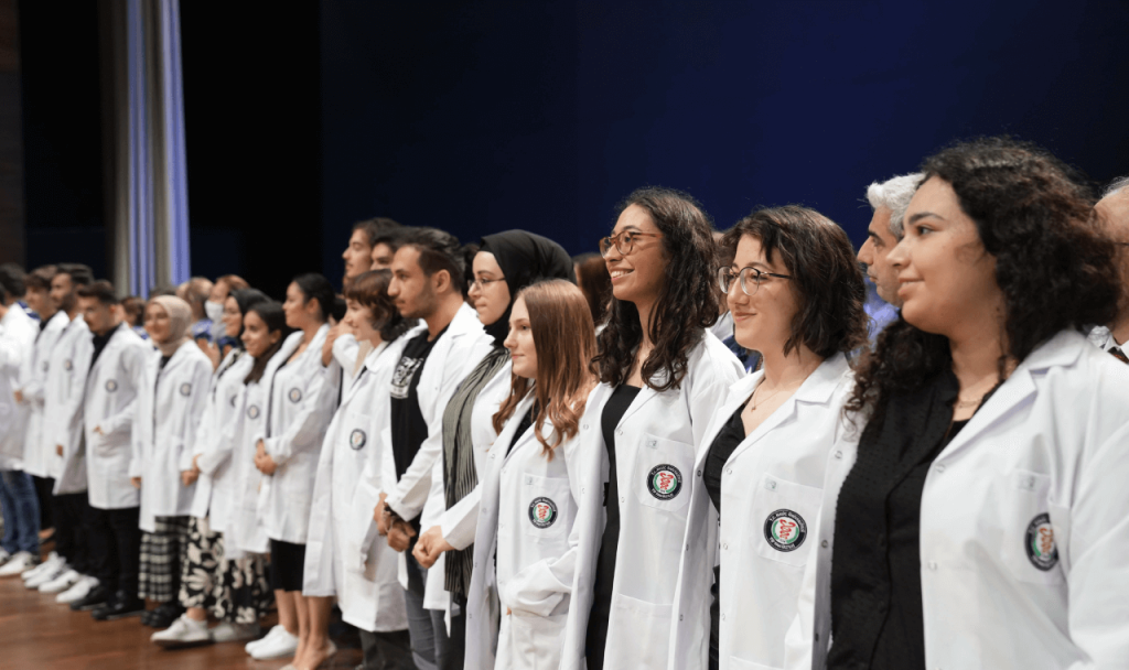Tıp Fakültesi 7. Dönem Beyaz Önlük Giyme Töreni Büyük Coşku İle Gerçekleştirildi