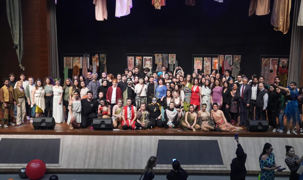 Tiyatro Bölümü Öğrencilerimiz, Mezuniyet Oyunu “Bahar Noktası” İle Dünya Tiyatrolar Günü’nü Kutladı