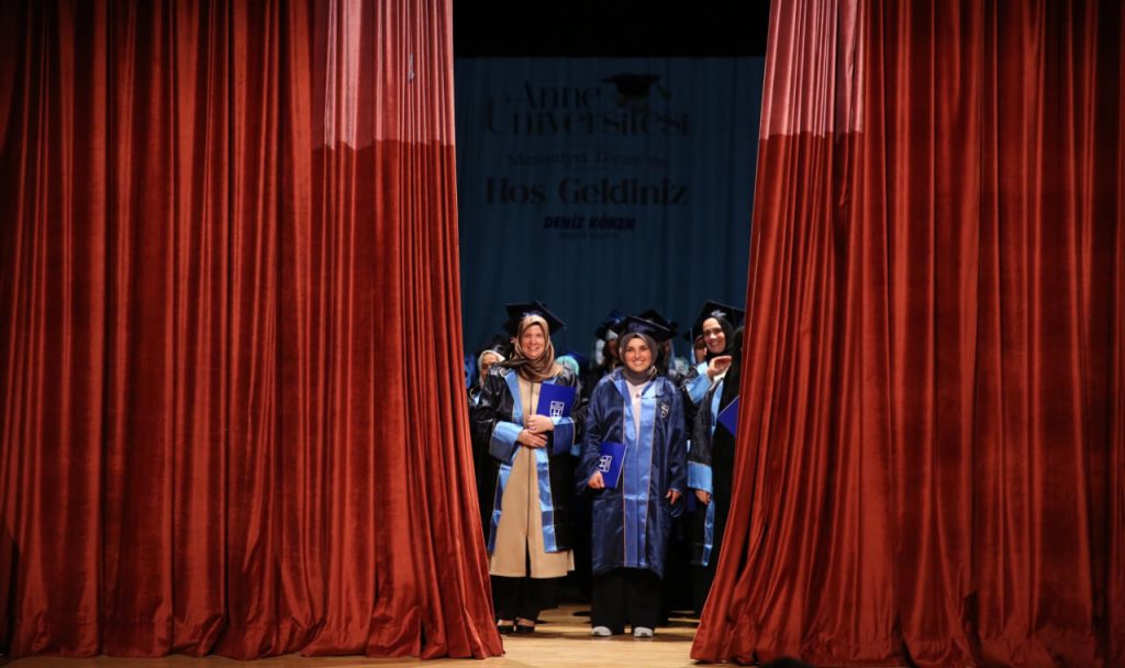 Anne Üniversitesi İlk Mezunlarını Verdi