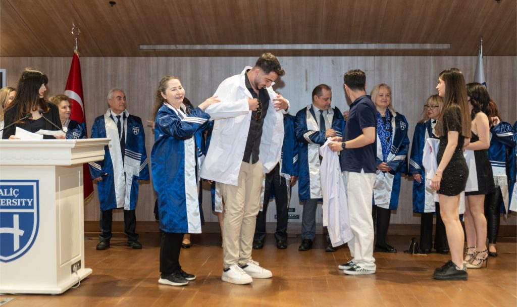 Tıp Fakültesi’nde Beyaz Önlük Giyme Töreni Düzenlendi