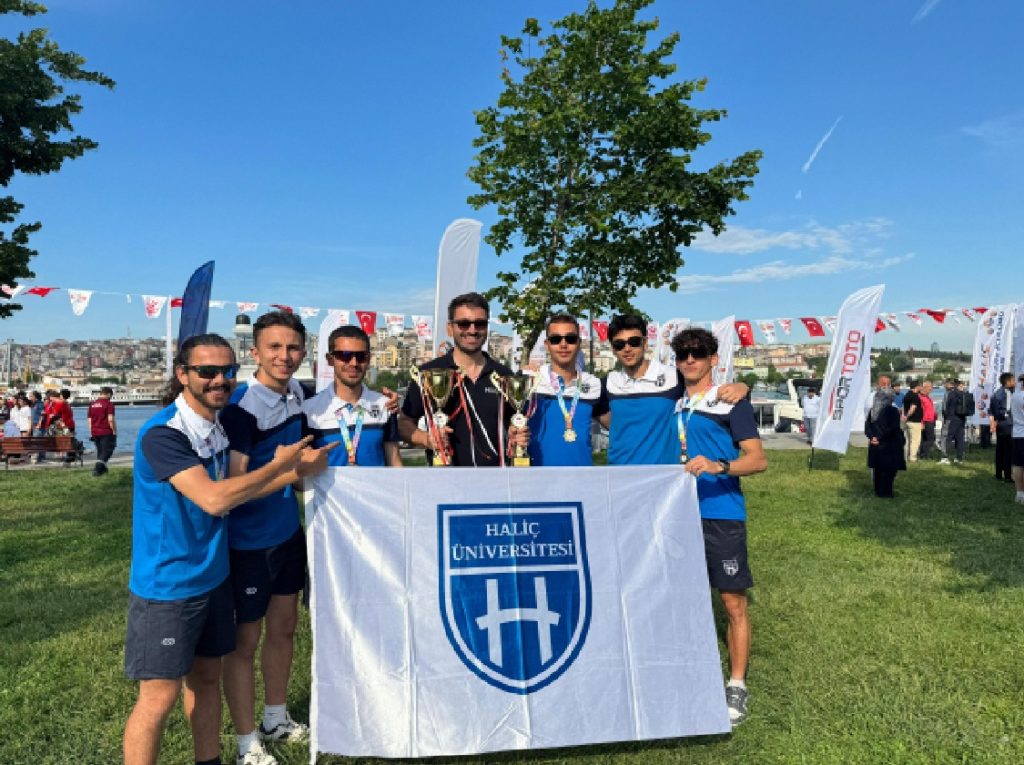 Öğrencilerimiz Deniz Kanosu ve Kürek Yarışlarında Zirvede