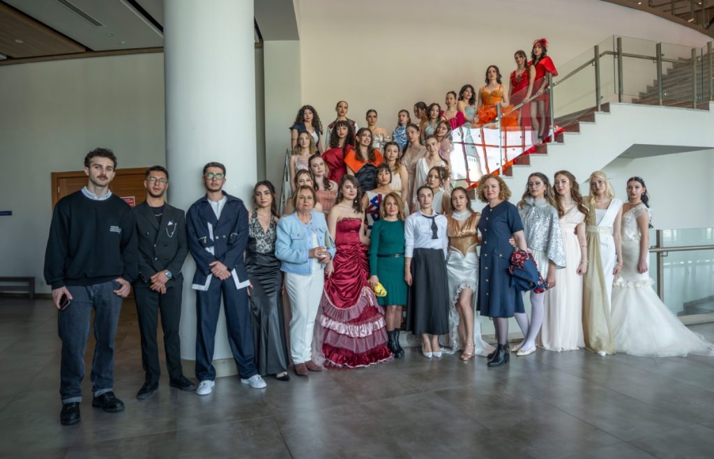 Moda Tasarımı Programımız Öğrencilerinden Göz Kamaştıran “Bahar Defilesi”