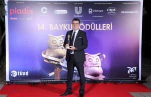 Dr. Naim Çetintürk’e 14. Baykuş Ödülleri’nde Akademik Baykuş Altın Ödülü